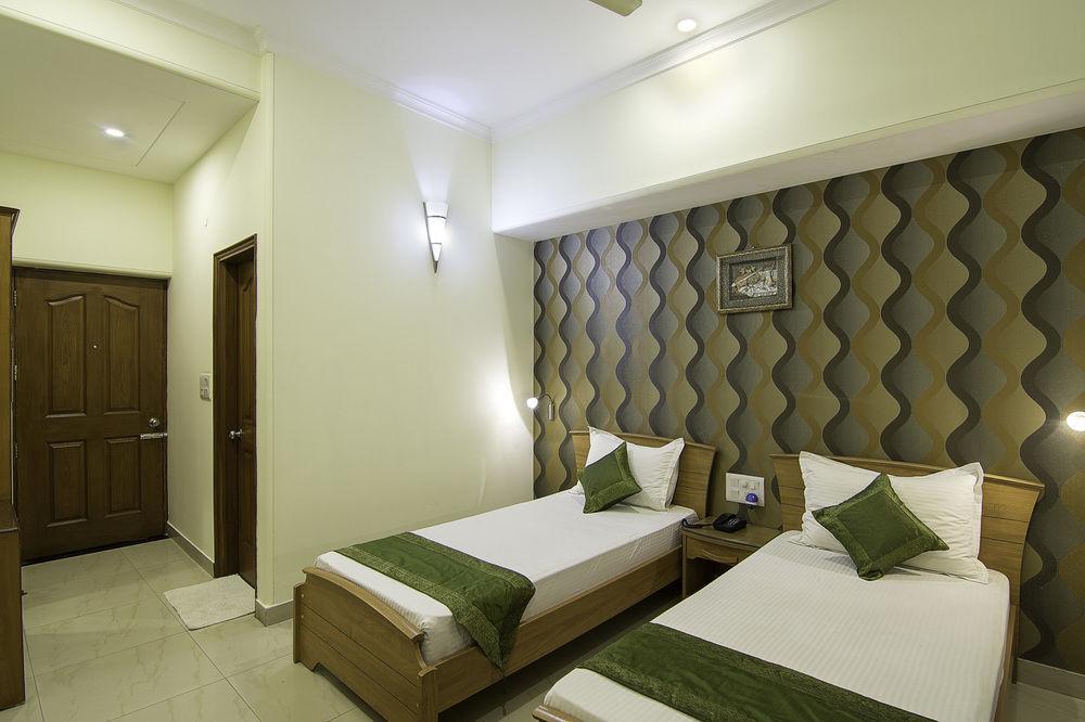 Hotel Treebo Palm Tree Palam Vihar à Gurgaon Extérieur photo