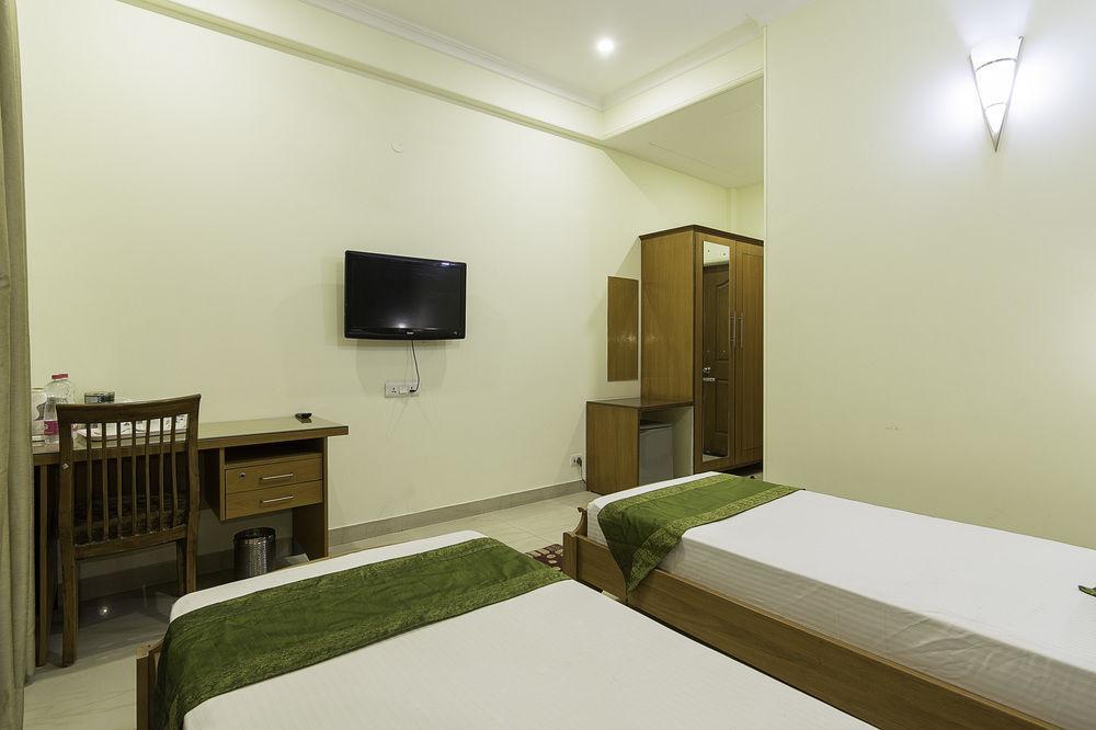 Hotel Treebo Palm Tree Palam Vihar à Gurgaon Extérieur photo