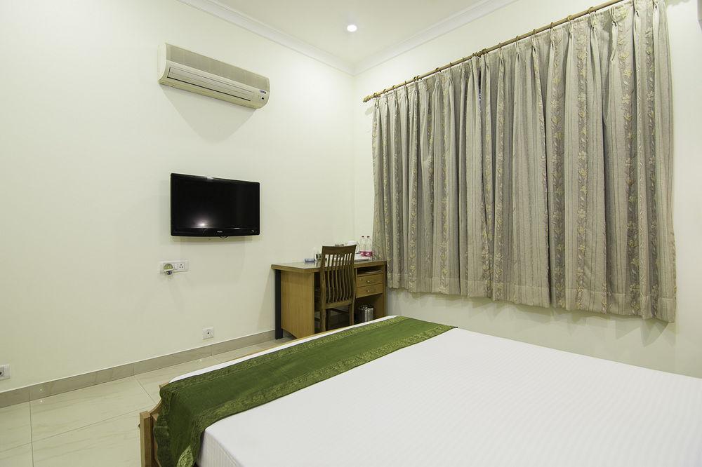 Hotel Treebo Palm Tree Palam Vihar à Gurgaon Extérieur photo