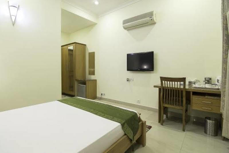 Hotel Treebo Palm Tree Palam Vihar à Gurgaon Extérieur photo